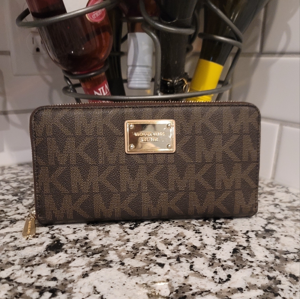 Michael Kors Large Logo Continental Wallet